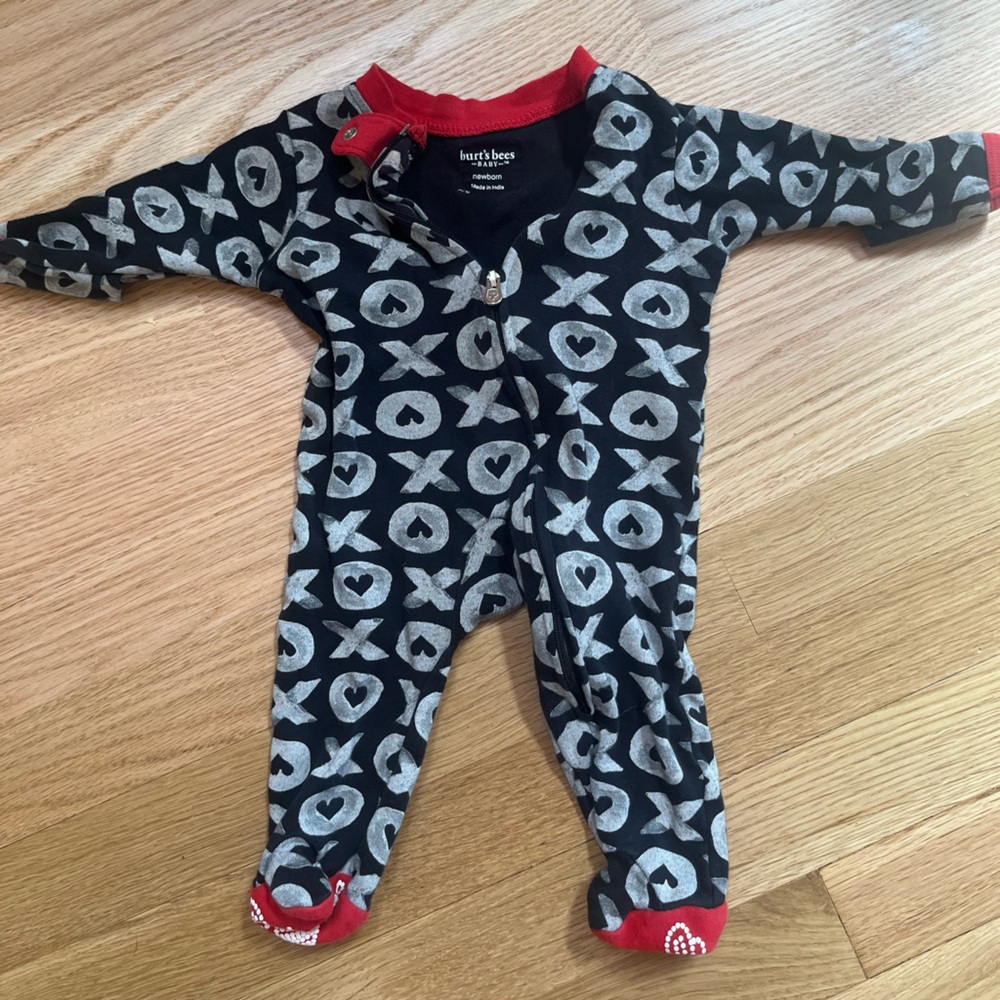 Burt's Bees Baby Black & White Heart XOXO One-Piece Footed Pajamas - Newborn